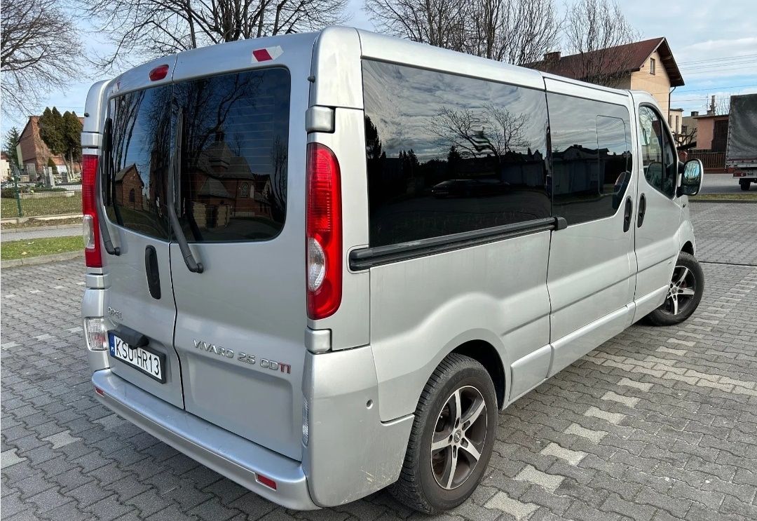 Авто Opel Vivaro 2.5