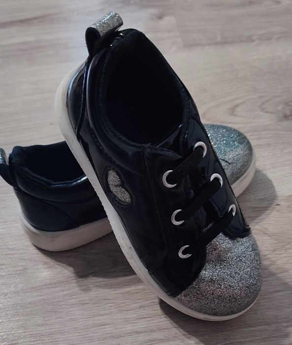 Dziewczęce buty lakierowane z brokatowym czubkiem w rozmiarze 25