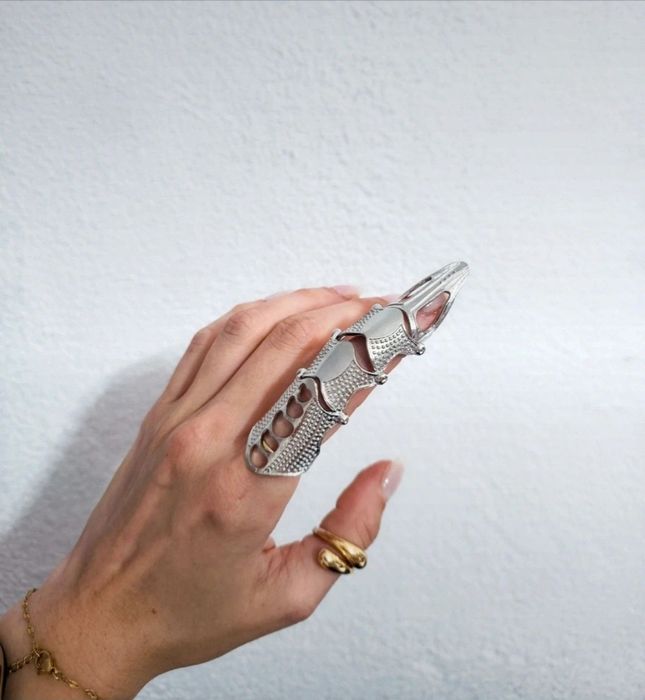 Srebrny pierścionek pierścień szpon zbroja pazur emo alternative gothi