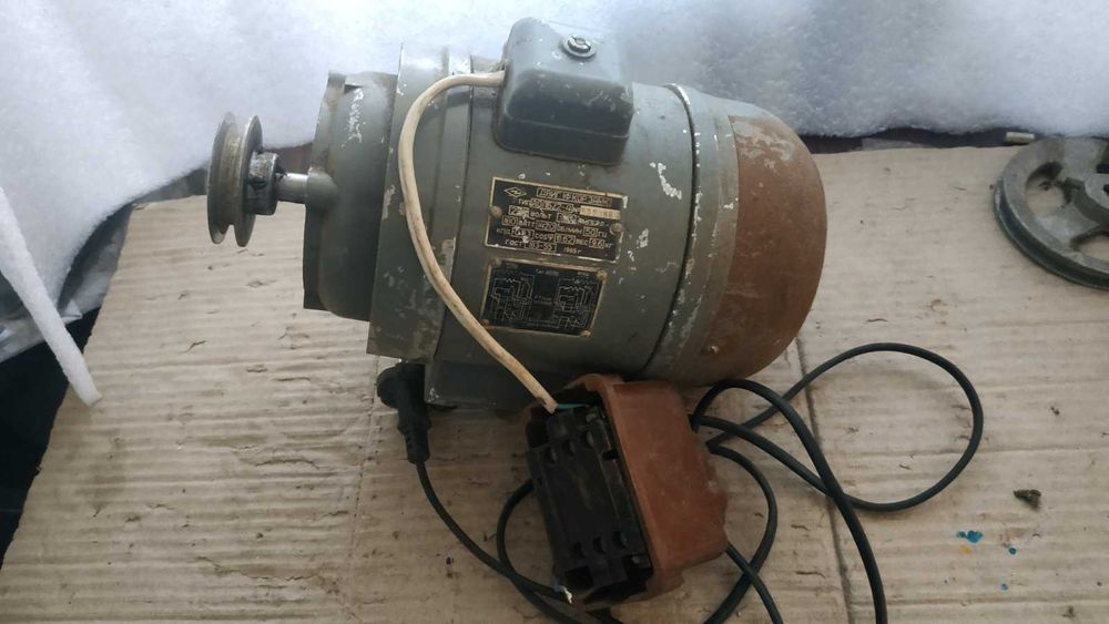 Електродвигун, электромотор однофазний зі шківом  і кнопкою