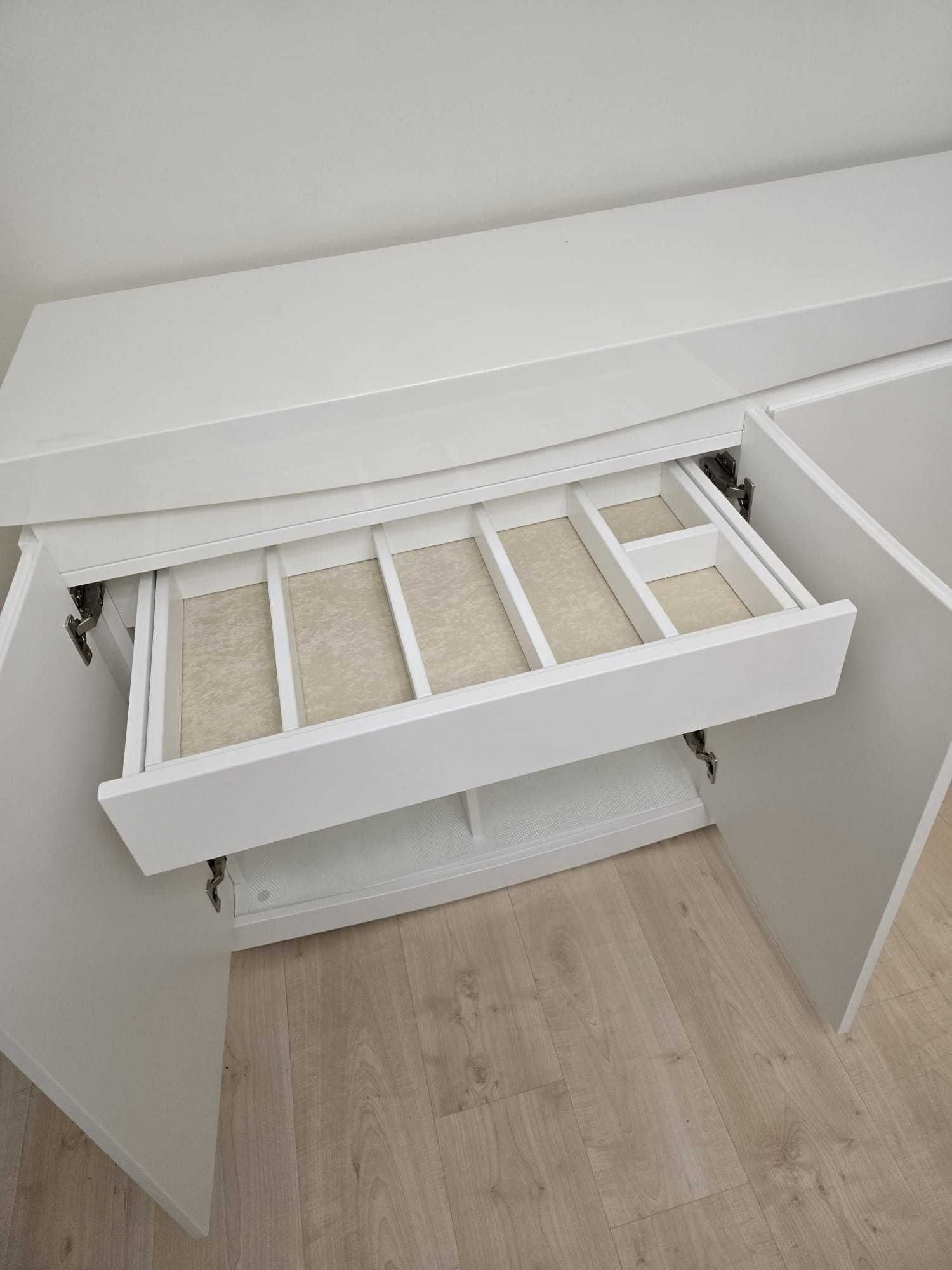 Aparador de sala - branco alto brilho (como novo)