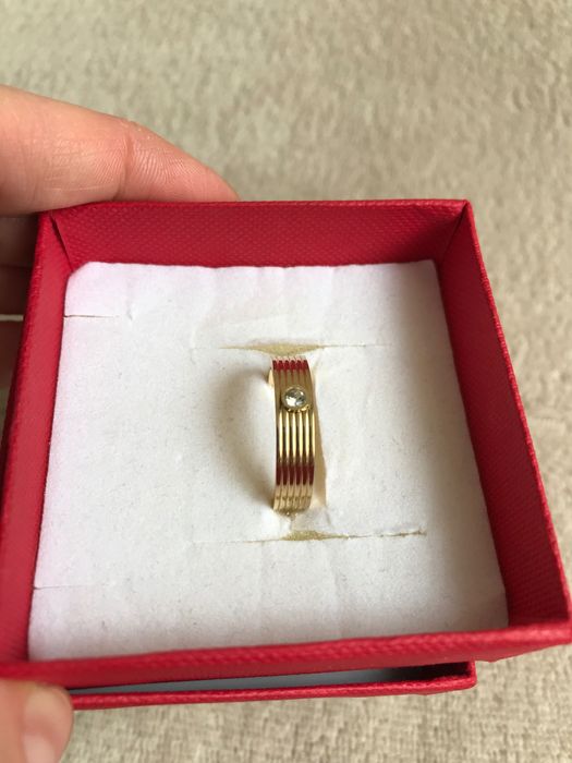 Pierścionek w stylu obrączki z cyrkonią stal chirurgiczna kolor złoty