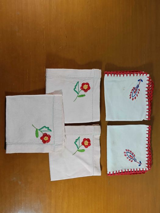 Conjunto de lenços de mão cor de rosa e beige com bordados coloridos