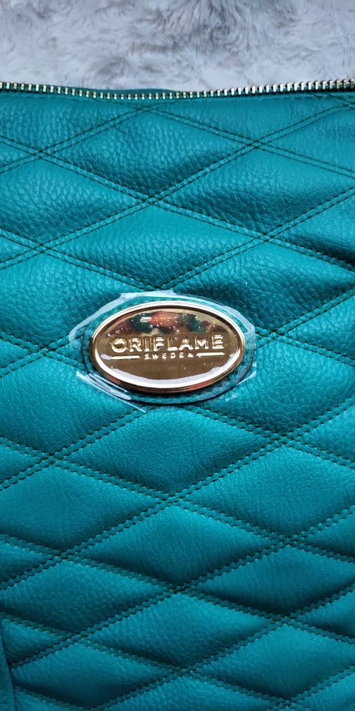 Женская дорожная сумка стёганая бирюзового цвета.
