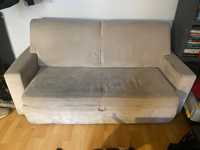 Kremowa sofa z funkcją spania