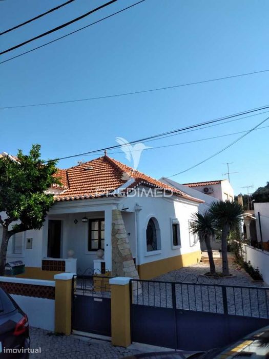 Moradia T2 Recuperada com Jardim, Centro Santiago do Cacém.