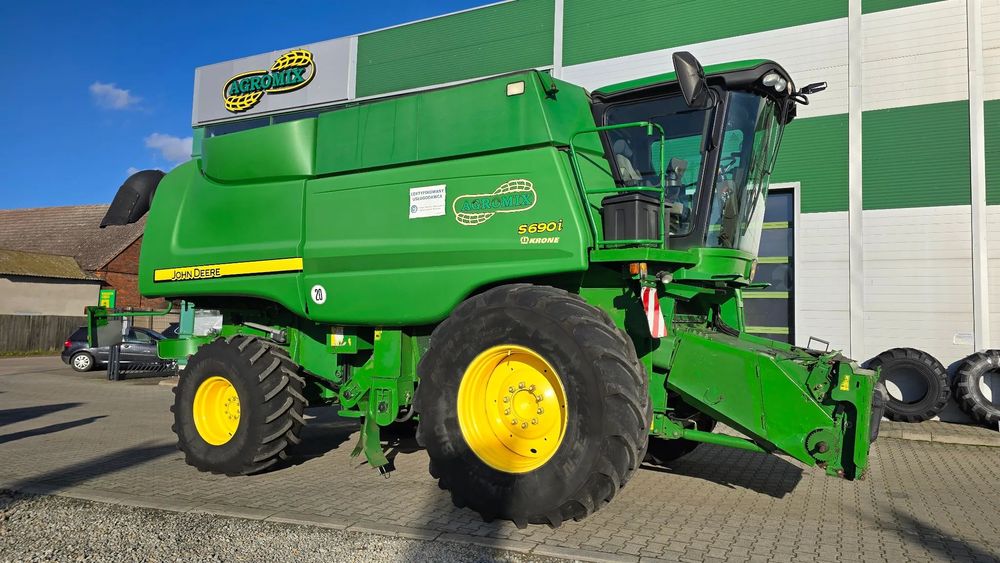 John Deere S690i  John Deere S690i