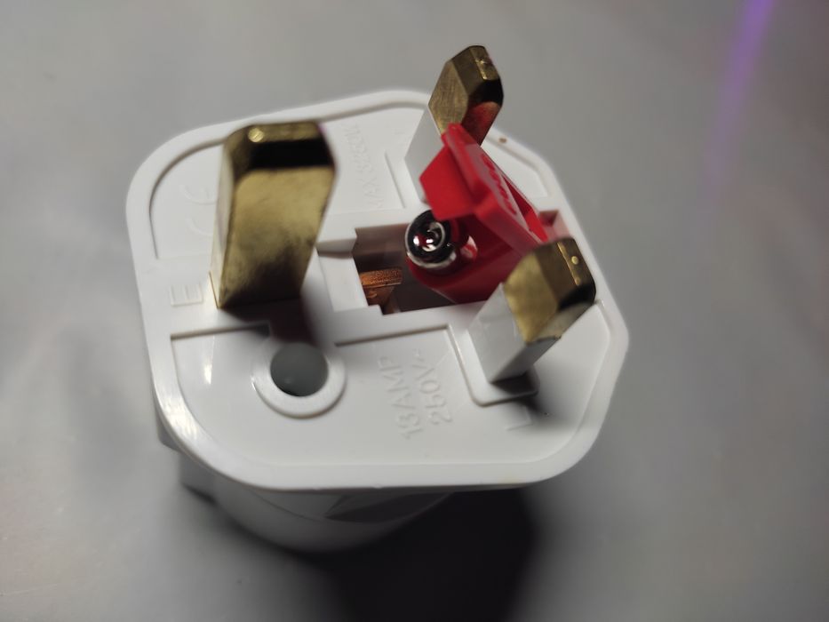 Реле напруги для захисту приладів.