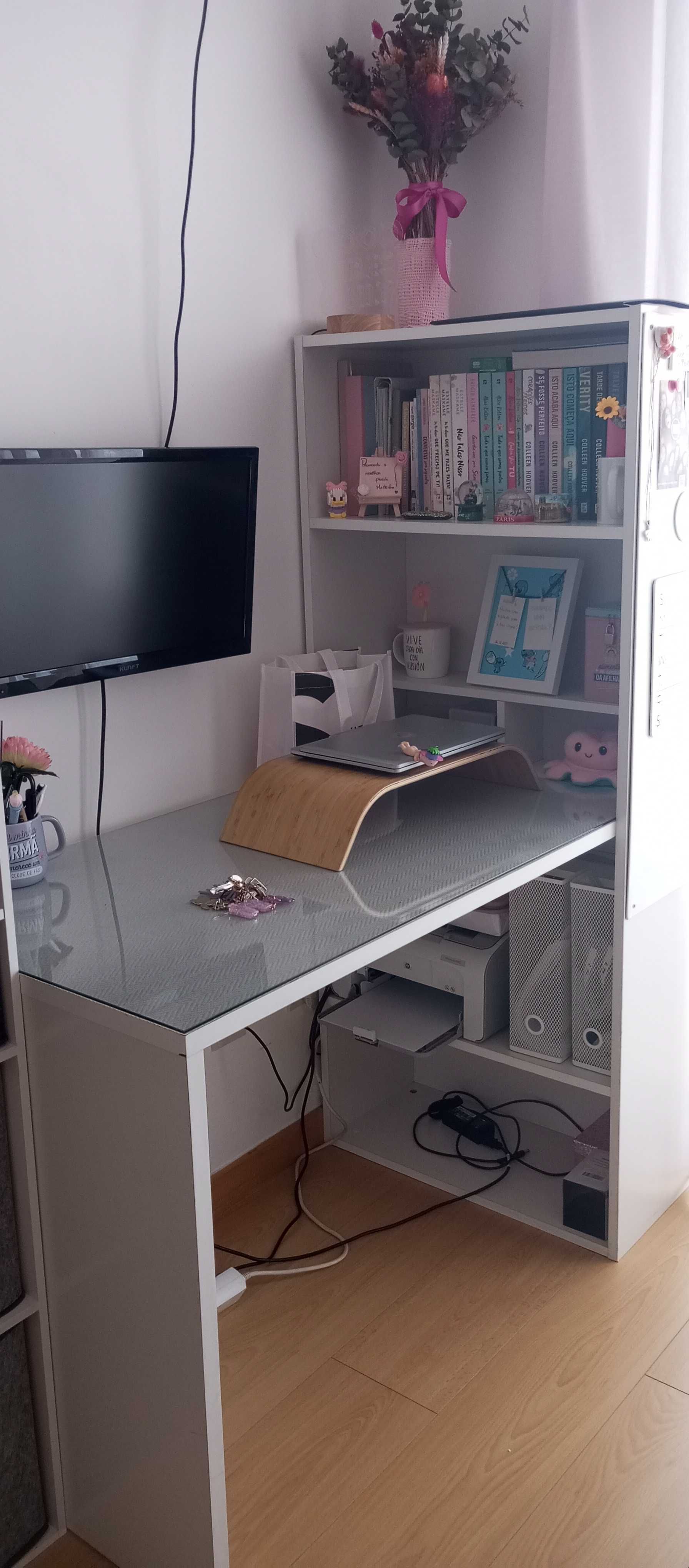 Cama com colchão e Secretária com estante
