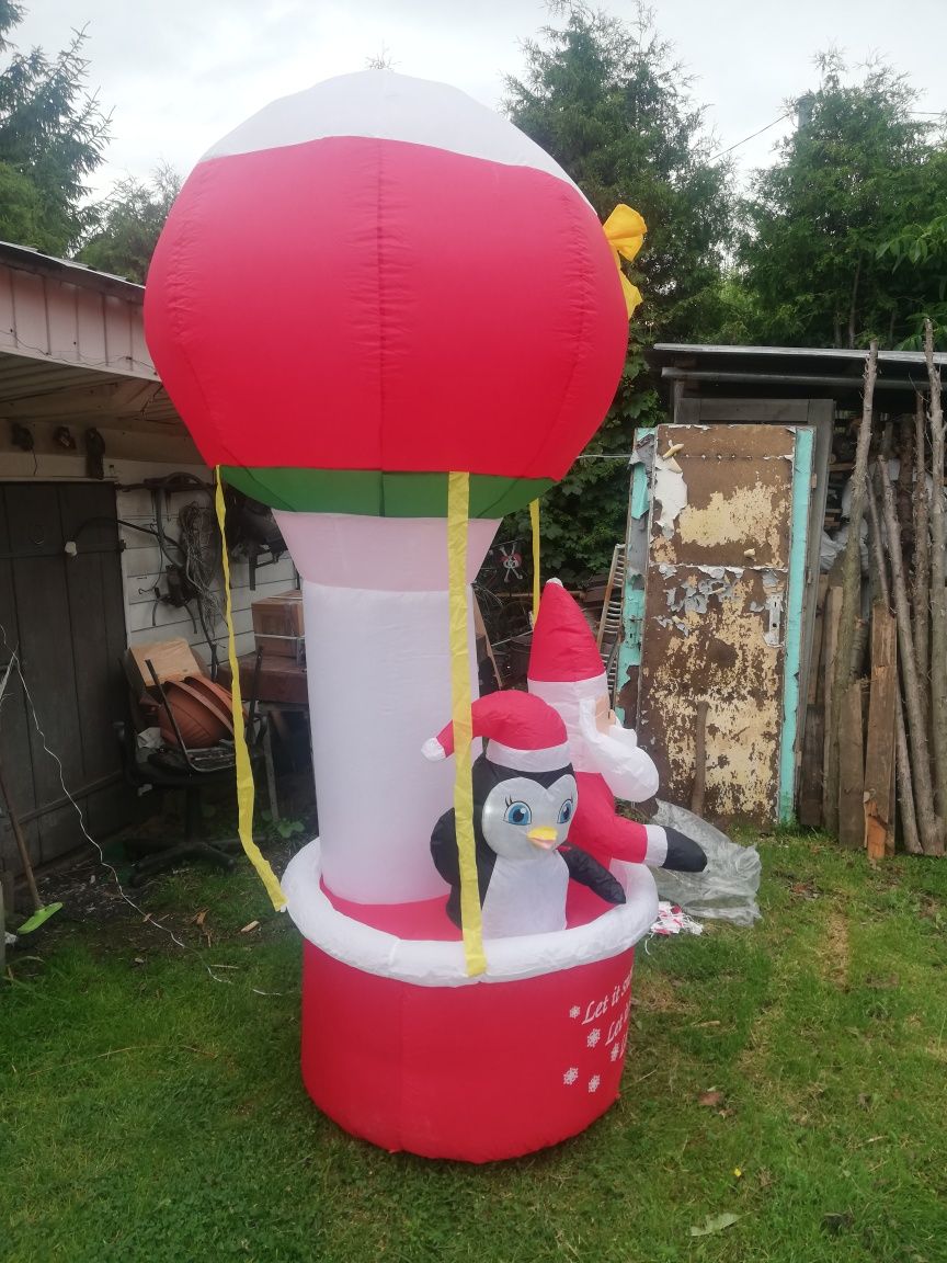 Mikołaj z pingwinem w balonie