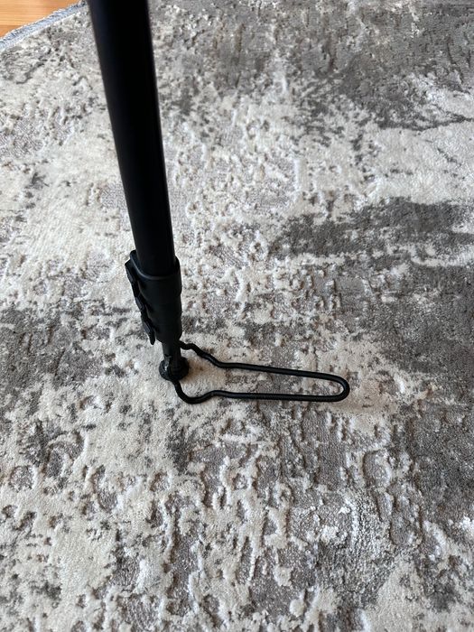 Монопод чорний .