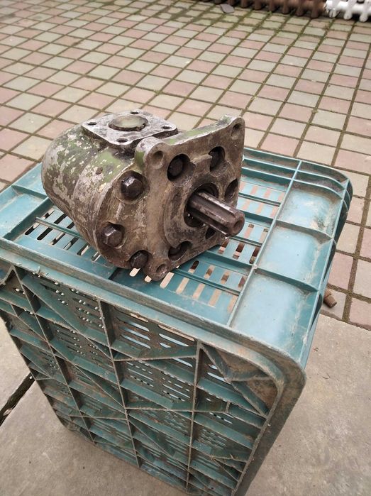 Насос лівого оберту до ЮМЗ