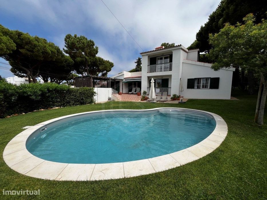 Moradia de arquitetura clássica com piscina em zona central de Vila...