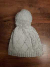 Zimowa czapka biała z pomponem One Size uniwersalna