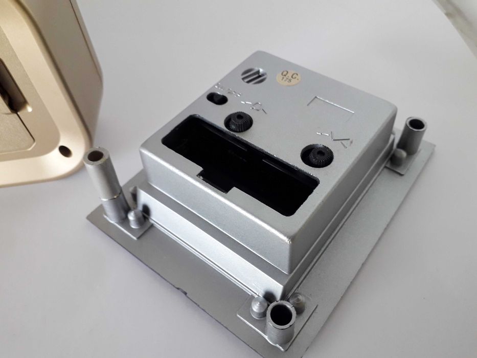 Zestaw trzech starych budzików z okresu PRL.