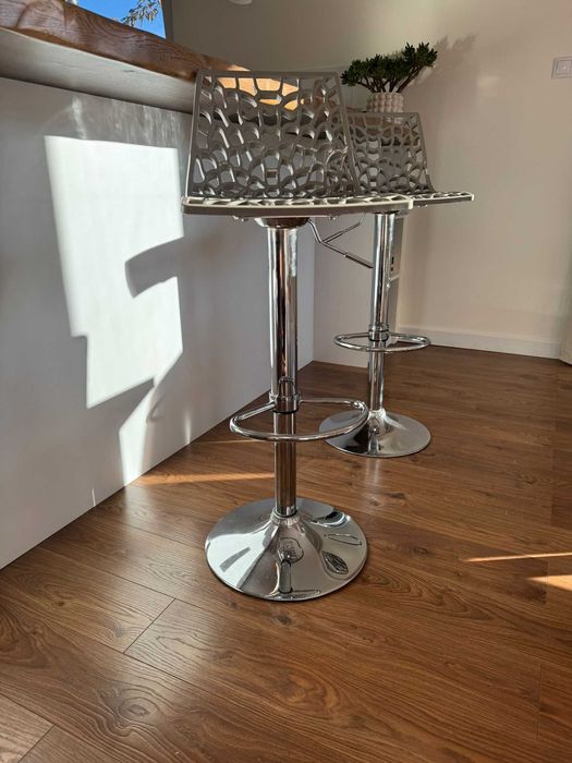 Krzesła barowe hokery beżowo szare Westwing Gaudi Beige Komplet 2 szt