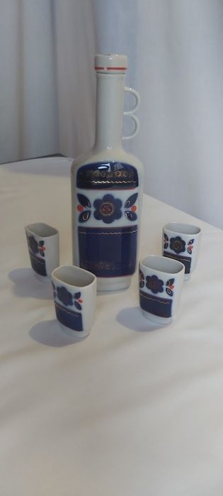 Штоф и 4 рюмки, фарфоровый набор