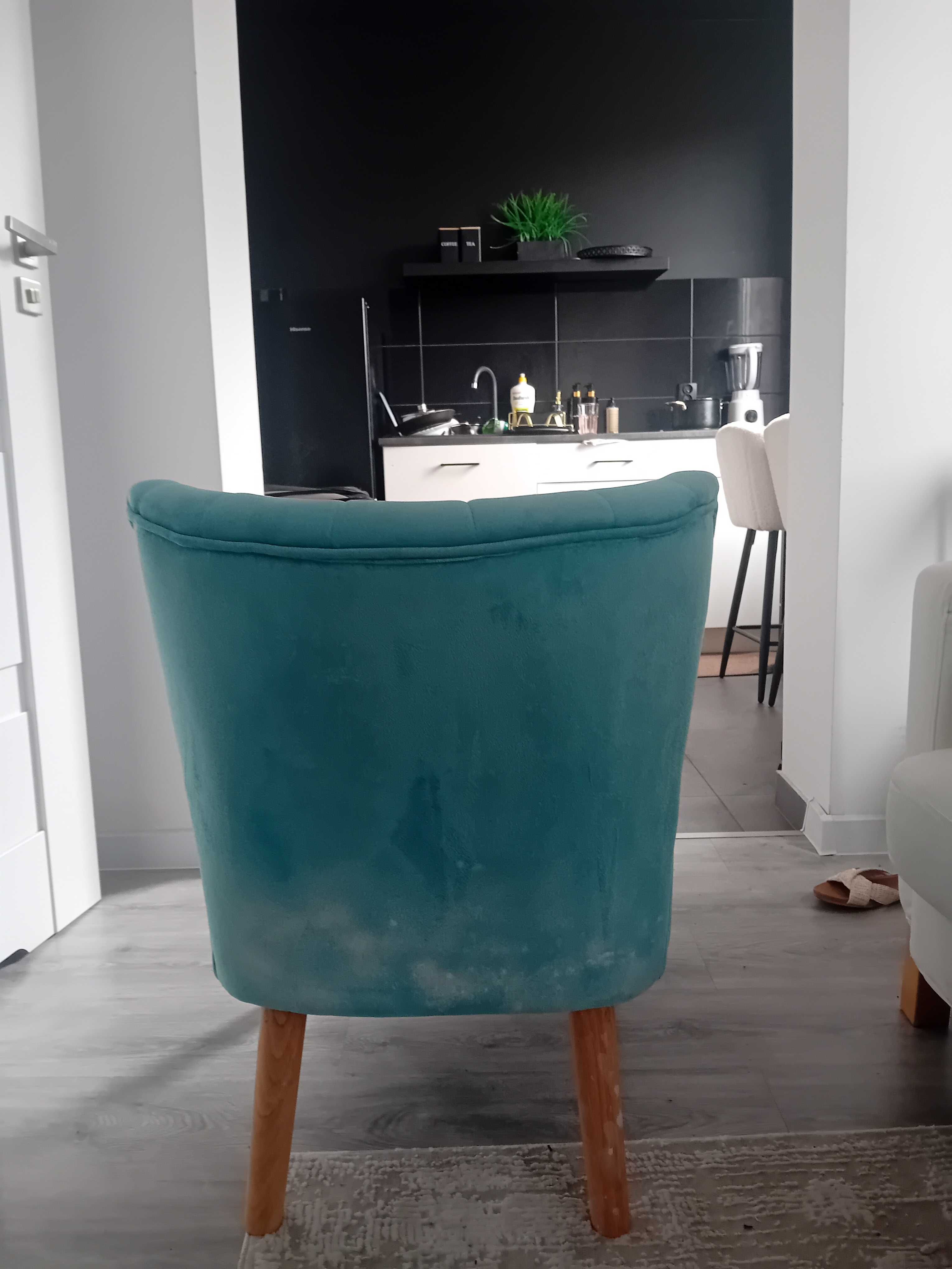 niebieska sofa z podnóżkiem