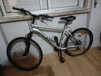 Bicicleta usada com pneu ciclismo
