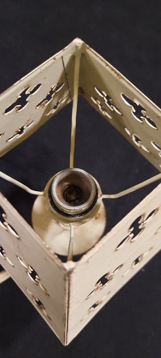 Candeeiro de metal antigo