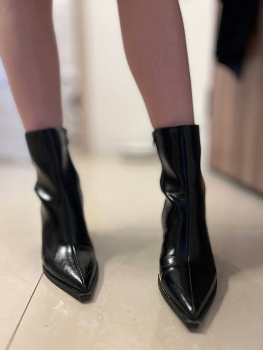 Czarne botki na obcasie