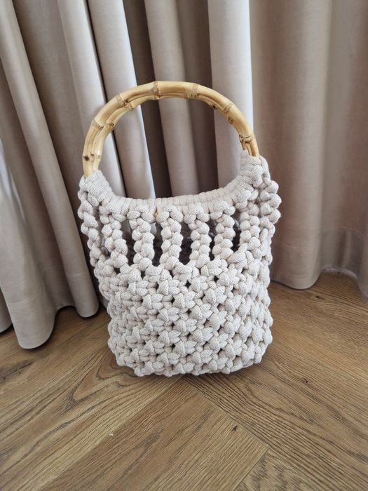 Makramowa torebka z bambusowymi uchwytami