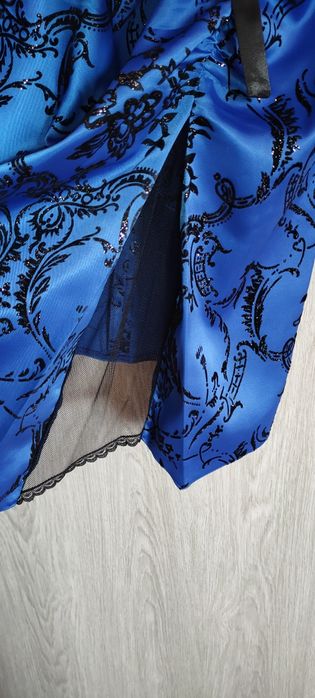 Śliczna chabrowa sukienka z brokatem