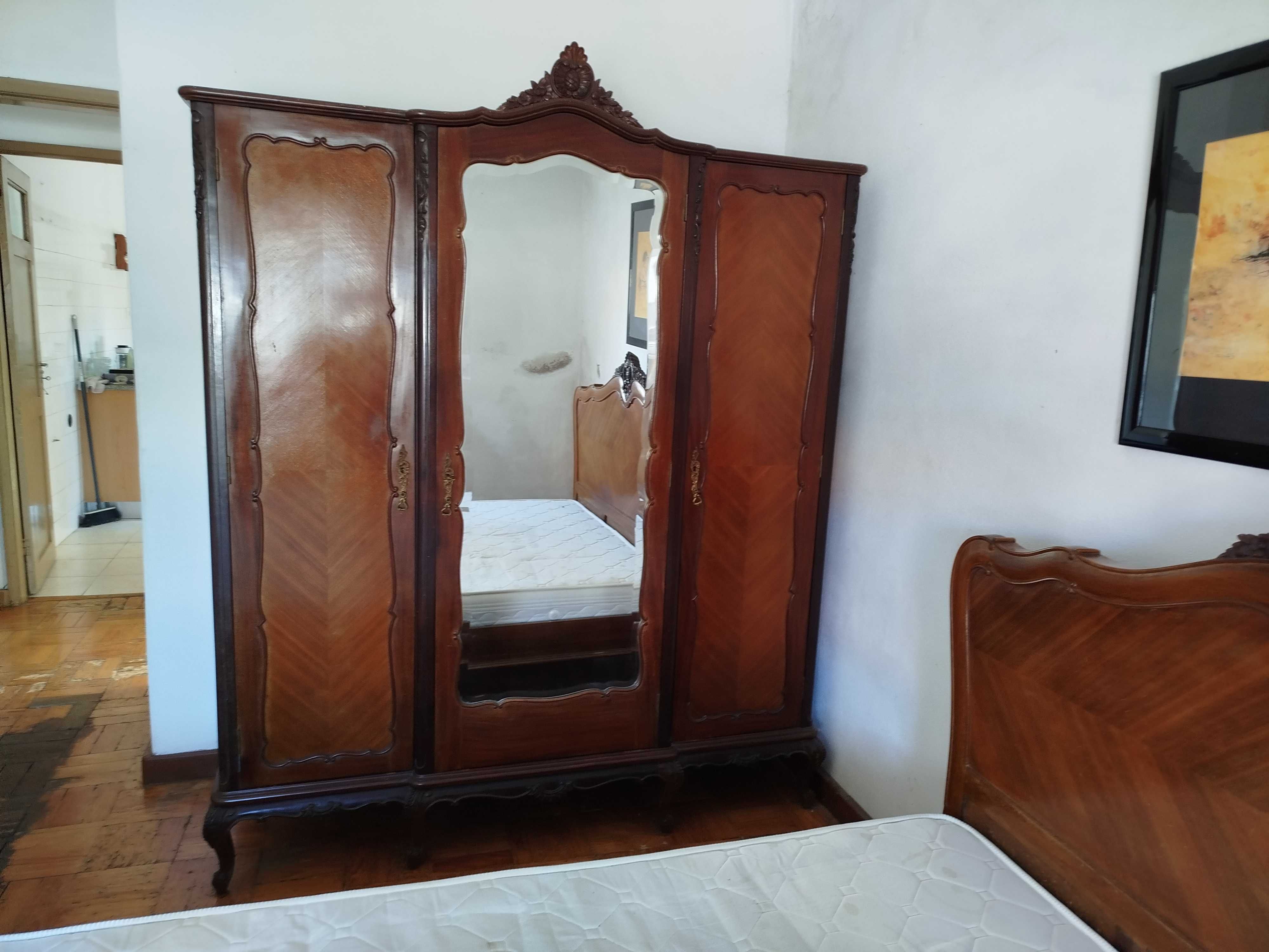 Guarda vestidos em madeira maciça e cor castanho