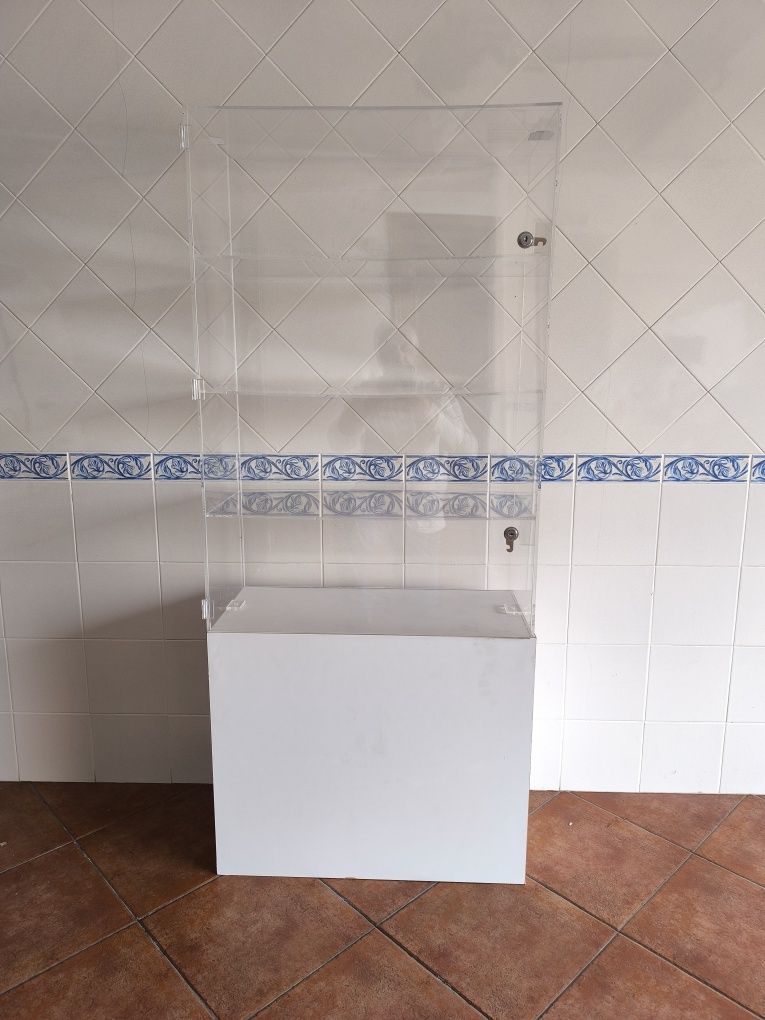 Móvel acrilico com quatro prateleiras e com fechadura