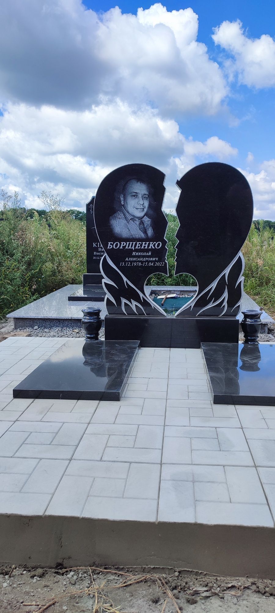 Виготовлення пам’ятників з граніту та бетону. Монтаж, вкладання плитки