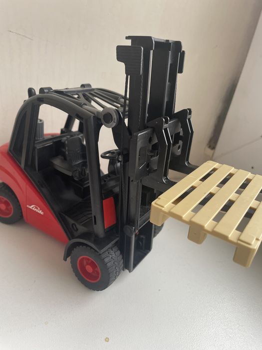 Bruder іграшка навантажувач погрузчик Linde H30D с паллетами