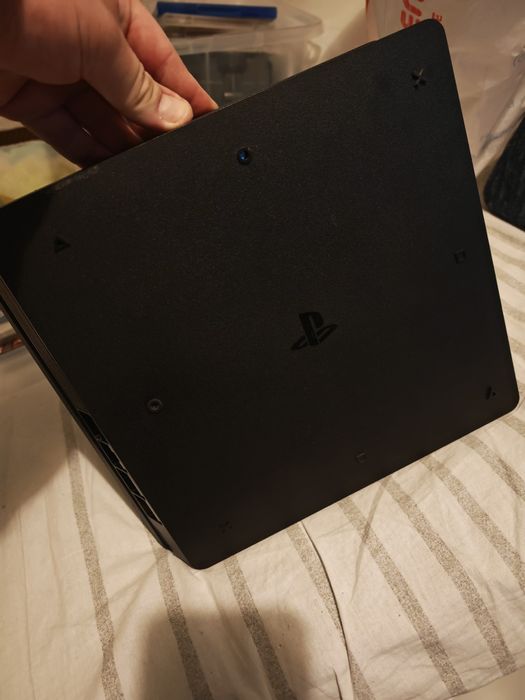 PlayStation 4 Slim, 1 T SSD.
