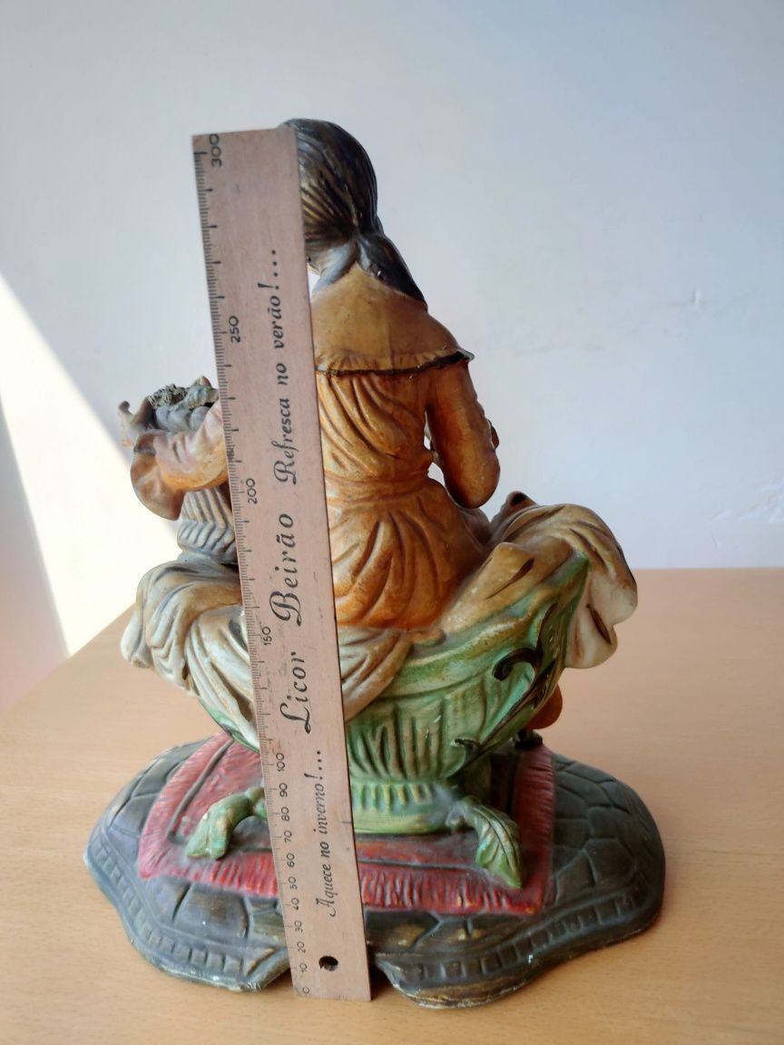 Vendedora de flores em cerâmica.