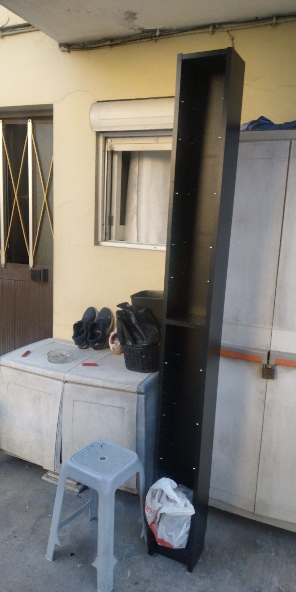 Móvel torre vermelha e uma preta