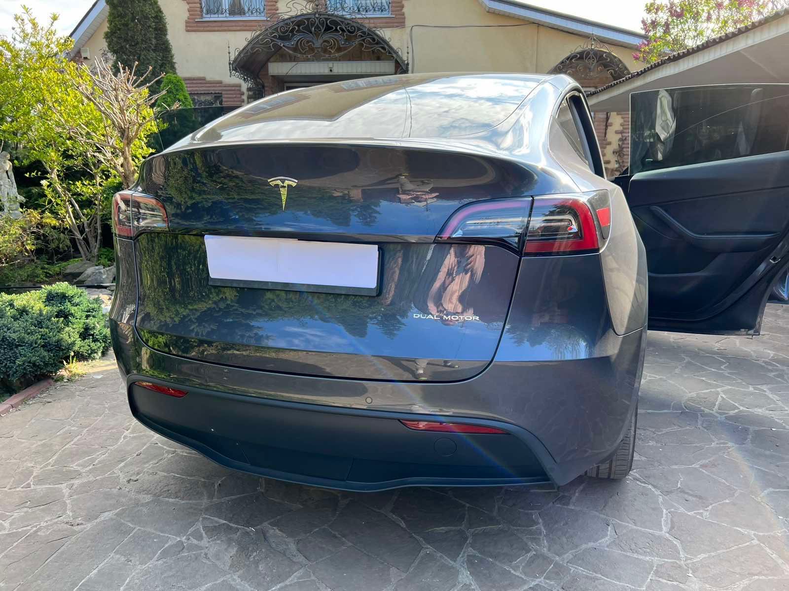 Tesla model Y 2022 року