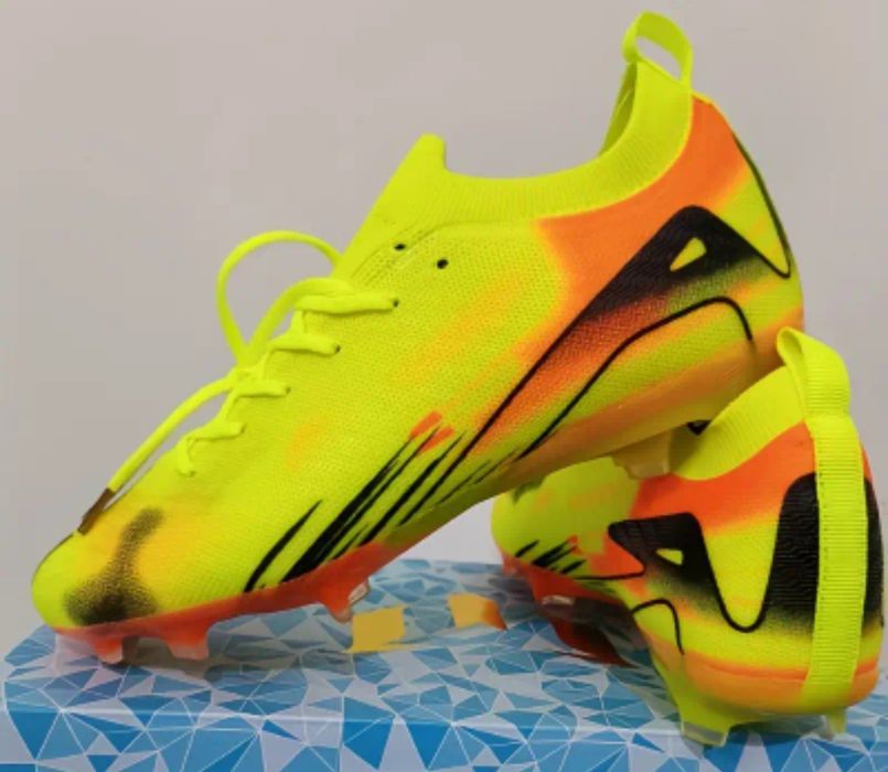 Футбольне взуття: бутси, футзалки, сороконіжки