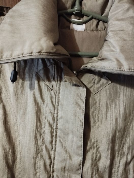 Куртка женская(52 размер)бежевого цвета