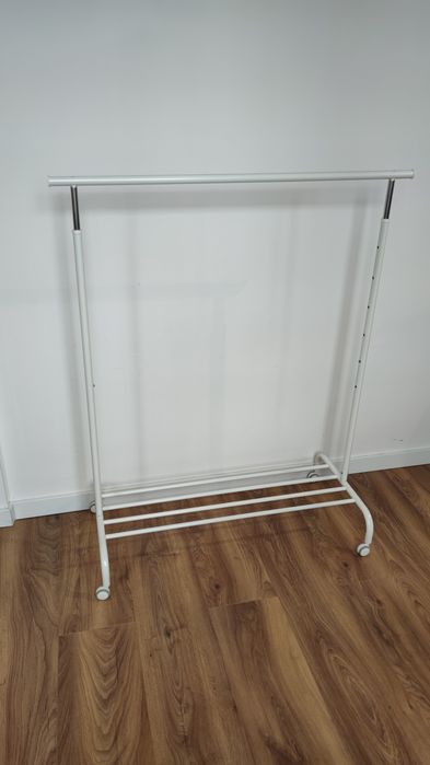 Stojak wieszak jezdny mobilny na kółkach na ubrania Ikea Rigga