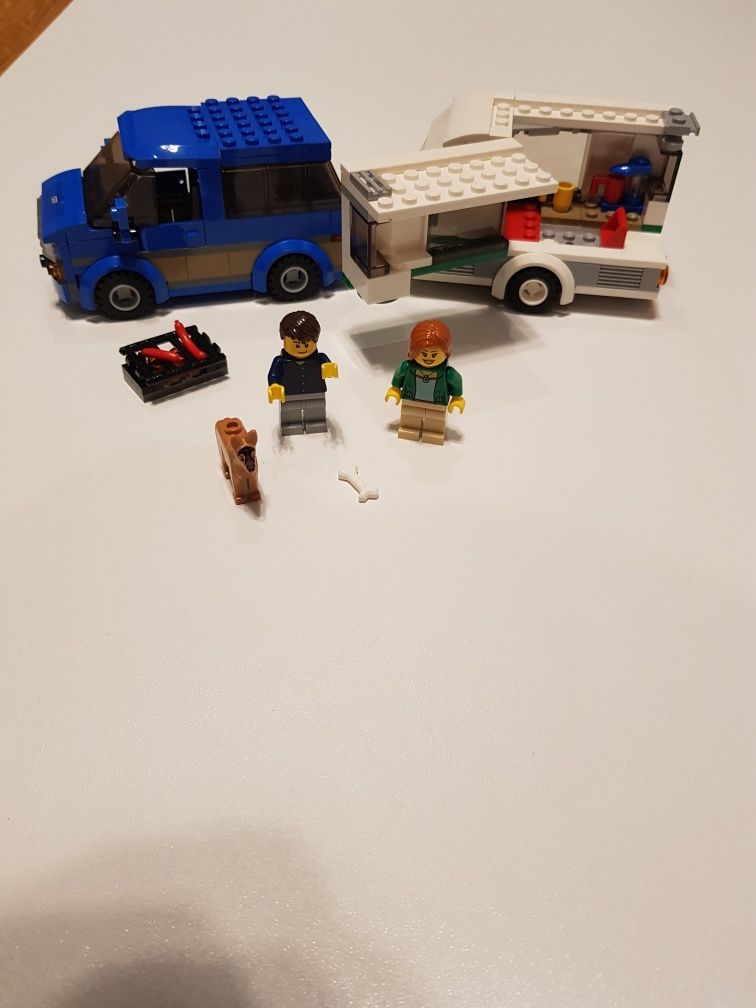 Klocki LEGO City 60117 van z przyczepą kempingową