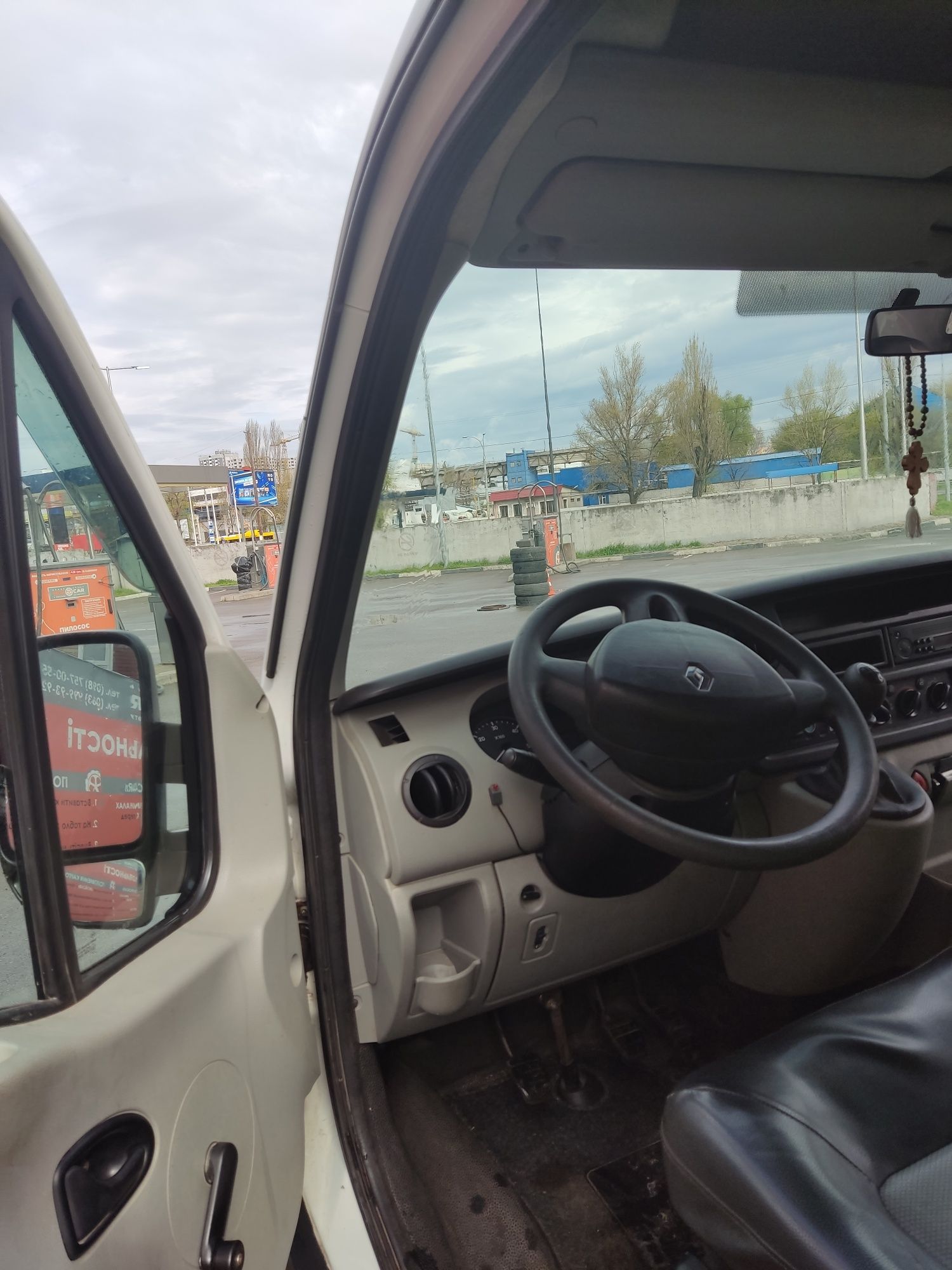 Оренда буса / Аренда грузового авто Renault Master L1H1