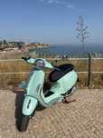 Vespa Primavera 125 (incluindo dois capacetes e suporte para celular)