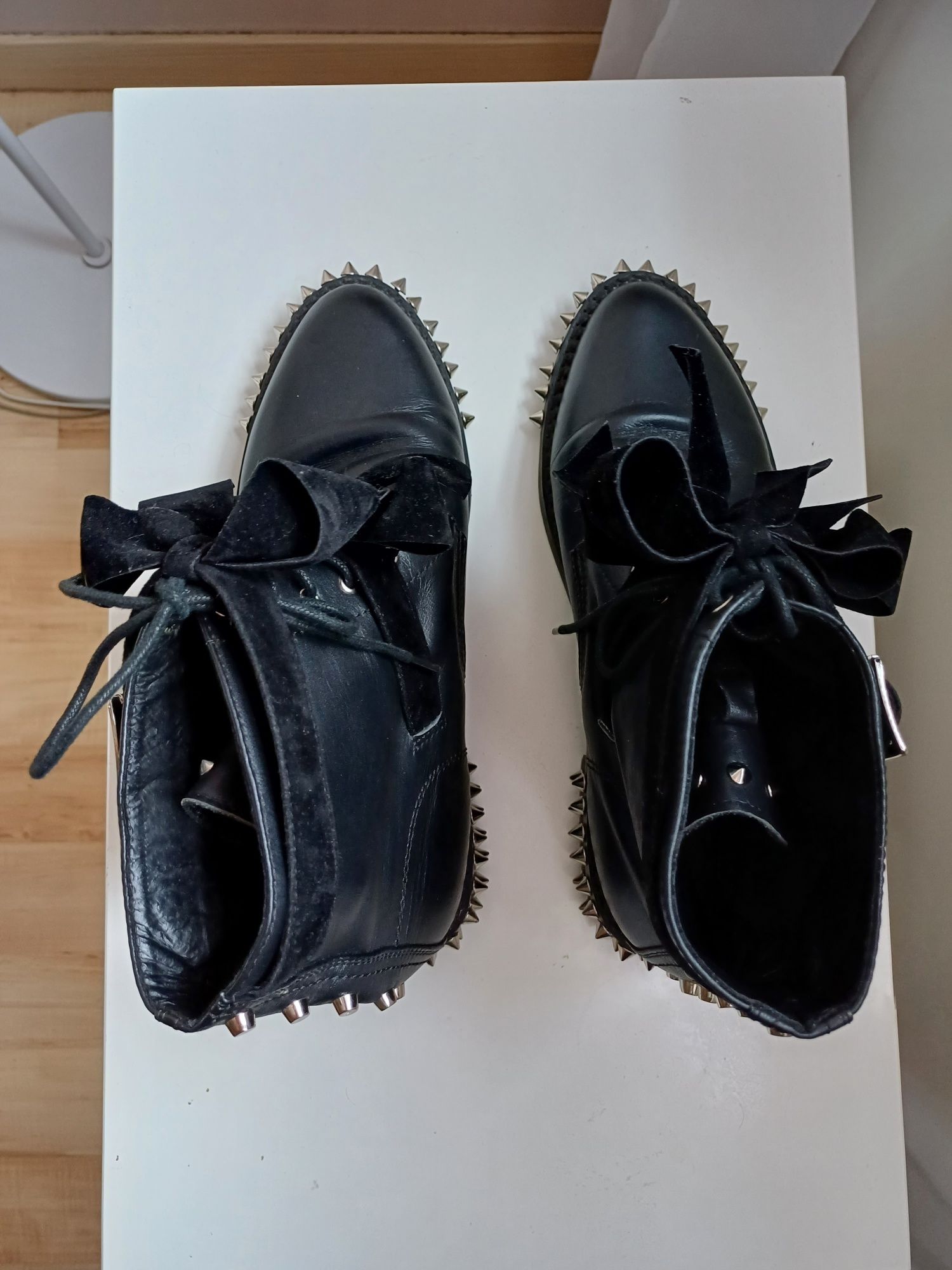 Buty damskie z ćwiekami i kokardą. Nowe bez metki.