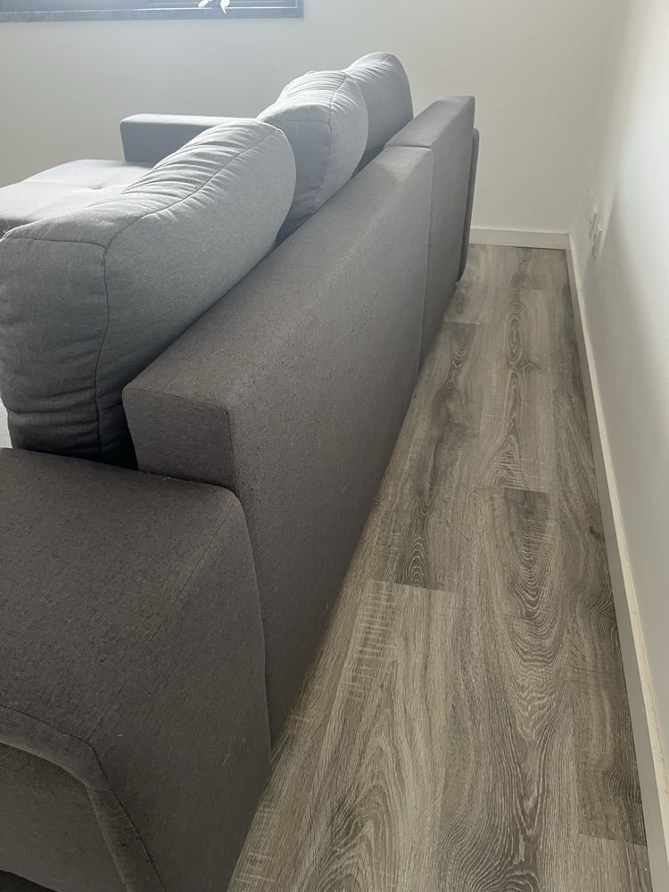Sofá cinza , com chaise long e sofa cama com arrumacao