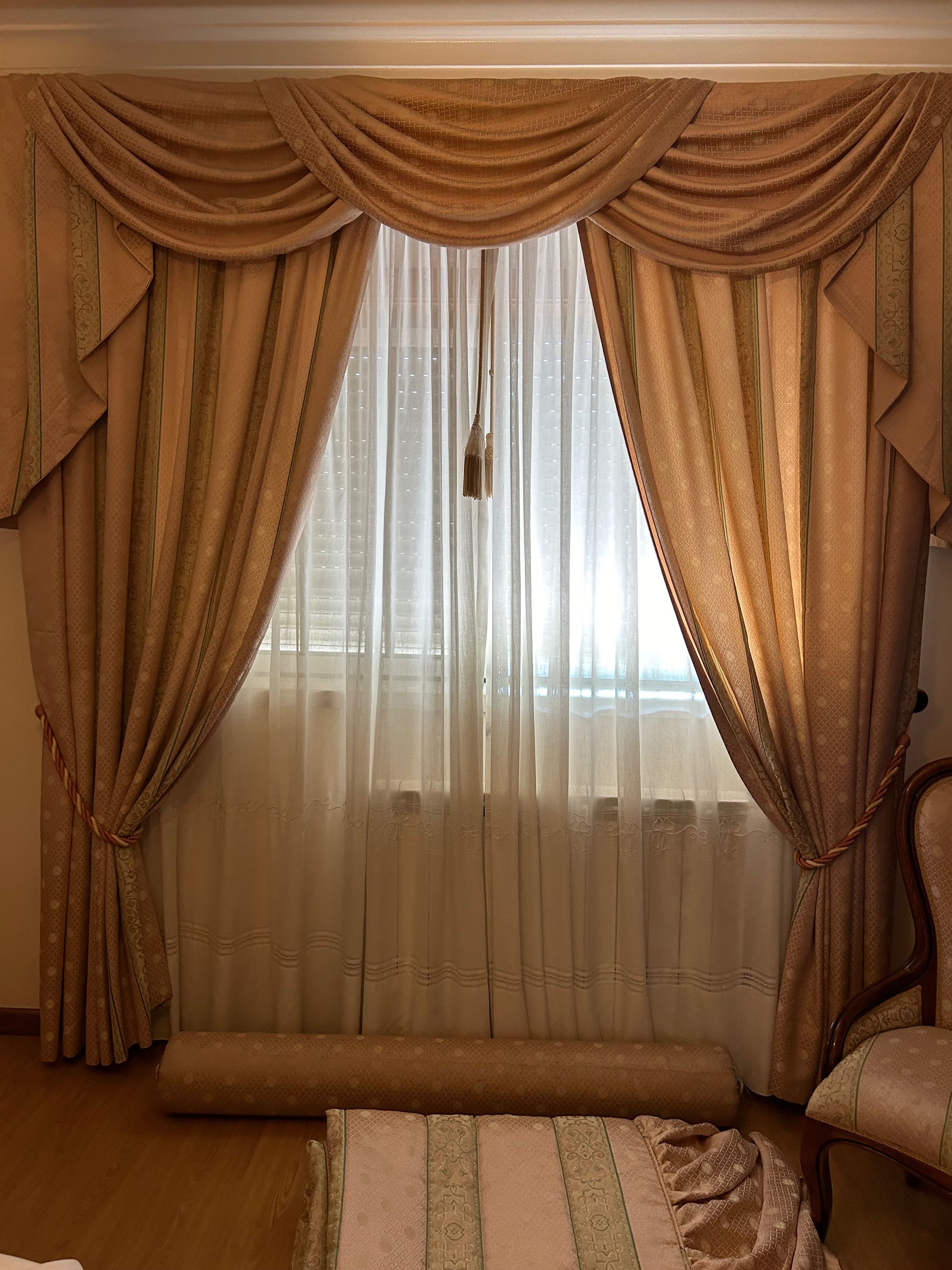 Conjunto de cortinados e todos os adereços a combinar