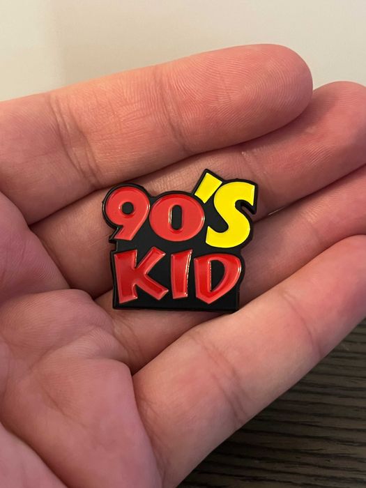 Pin Estilo "90's Kid" - Novo, Selado