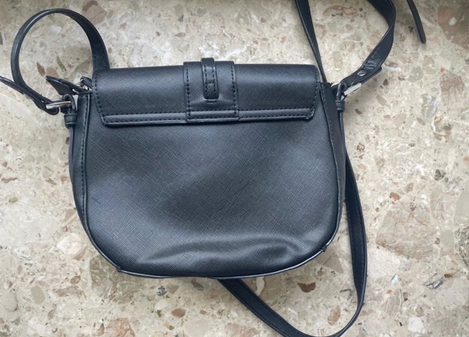 Elegancka czarna torebka na ramię Valentino