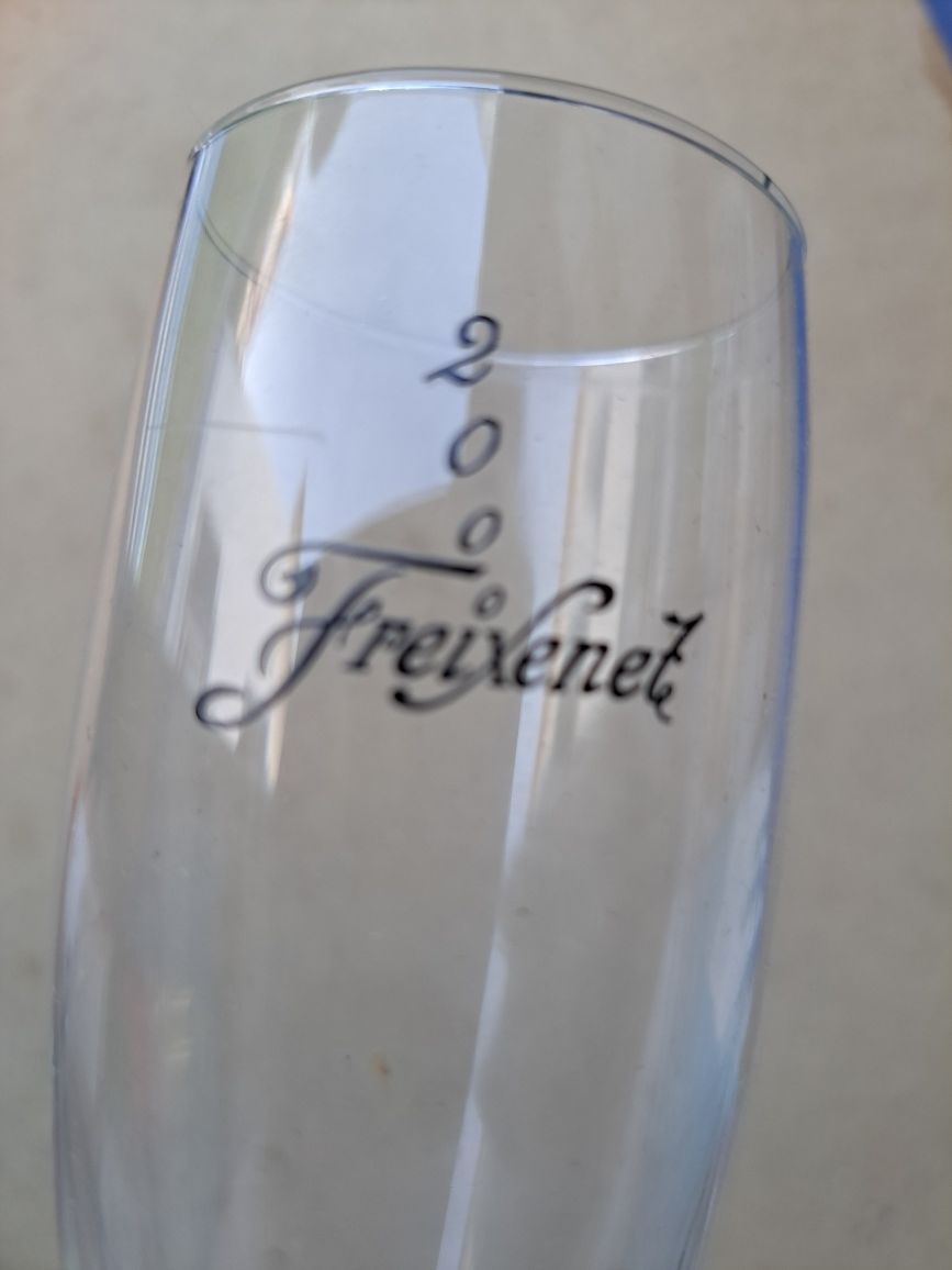 1 copo vinho + 3Copos / flutes