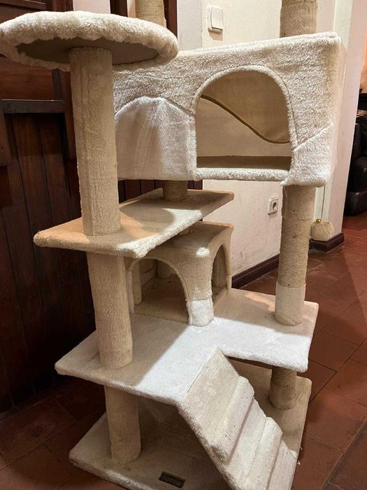 parque de diversao para gato grande branco e beje