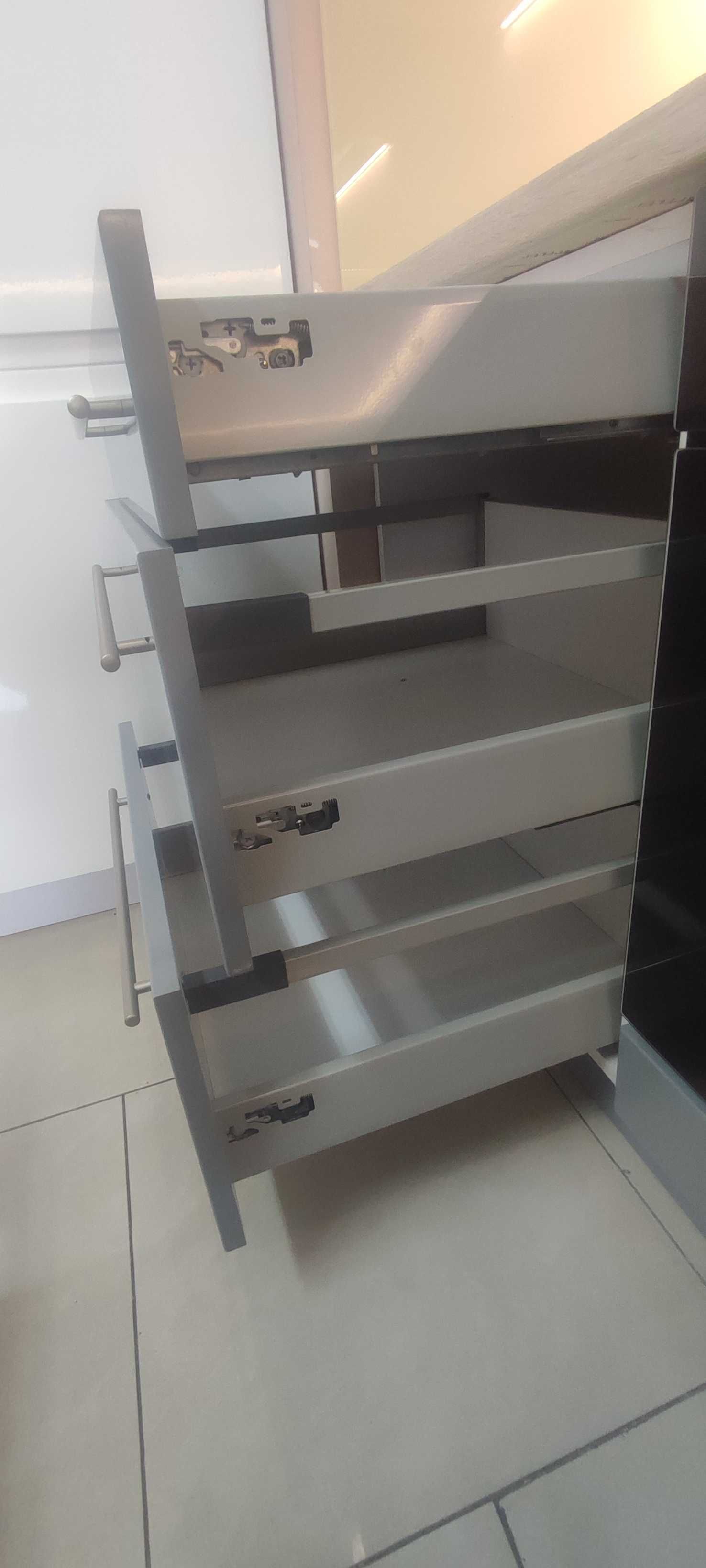 Zestaw mebli kuchennych lakierowanych biały połysk tafla