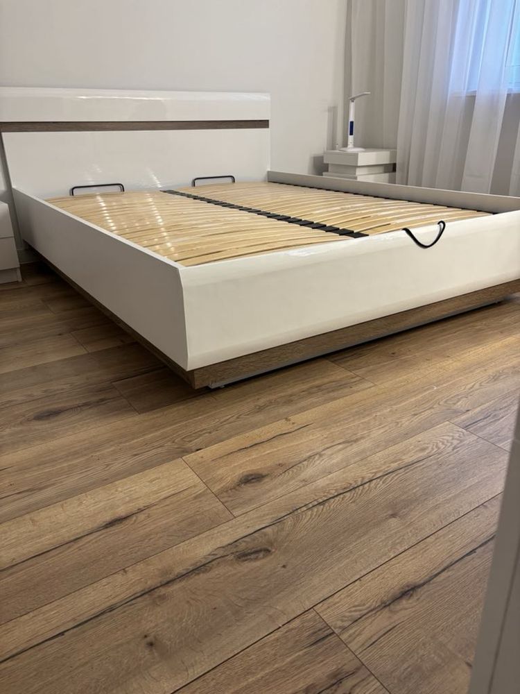 Łóżko białe połysk 160 x 200 aplikacje dąb stelaż pojemnik na pościel